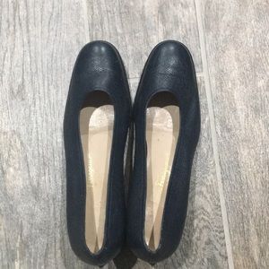 Women size 10.5 B Ferragamo pumps-Navy Blue